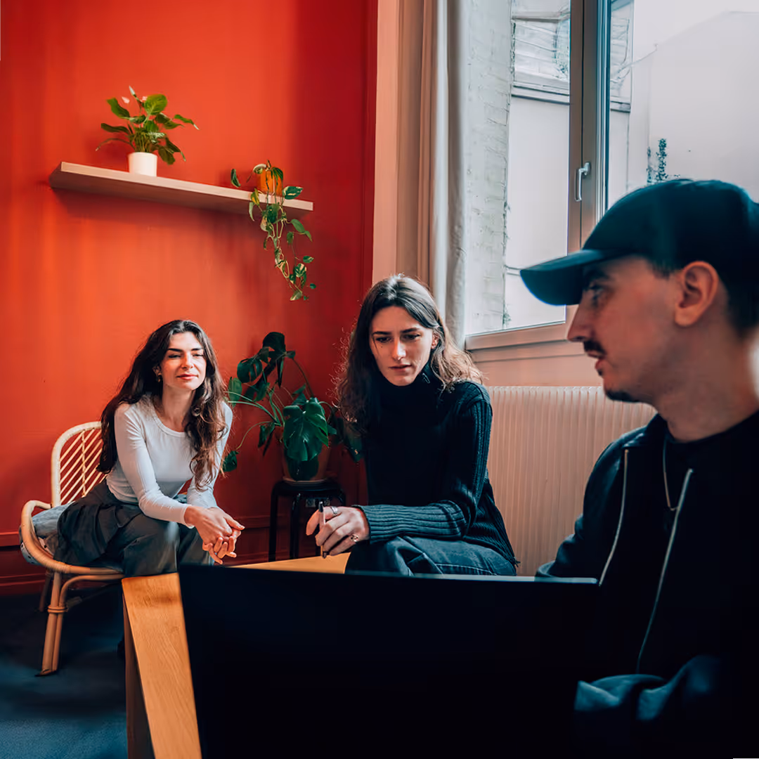 Rรฉunion entre trois designers powerpoint dans un Coworking Parisien