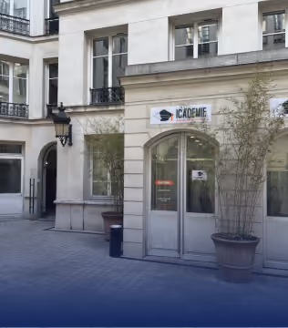 Entrée du campus Icademie dans un immeuble en pierre de taille