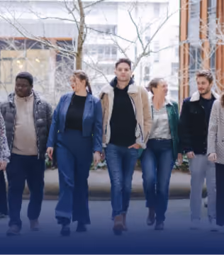 Groupe d'étudiants marchant ensemble dans une rue