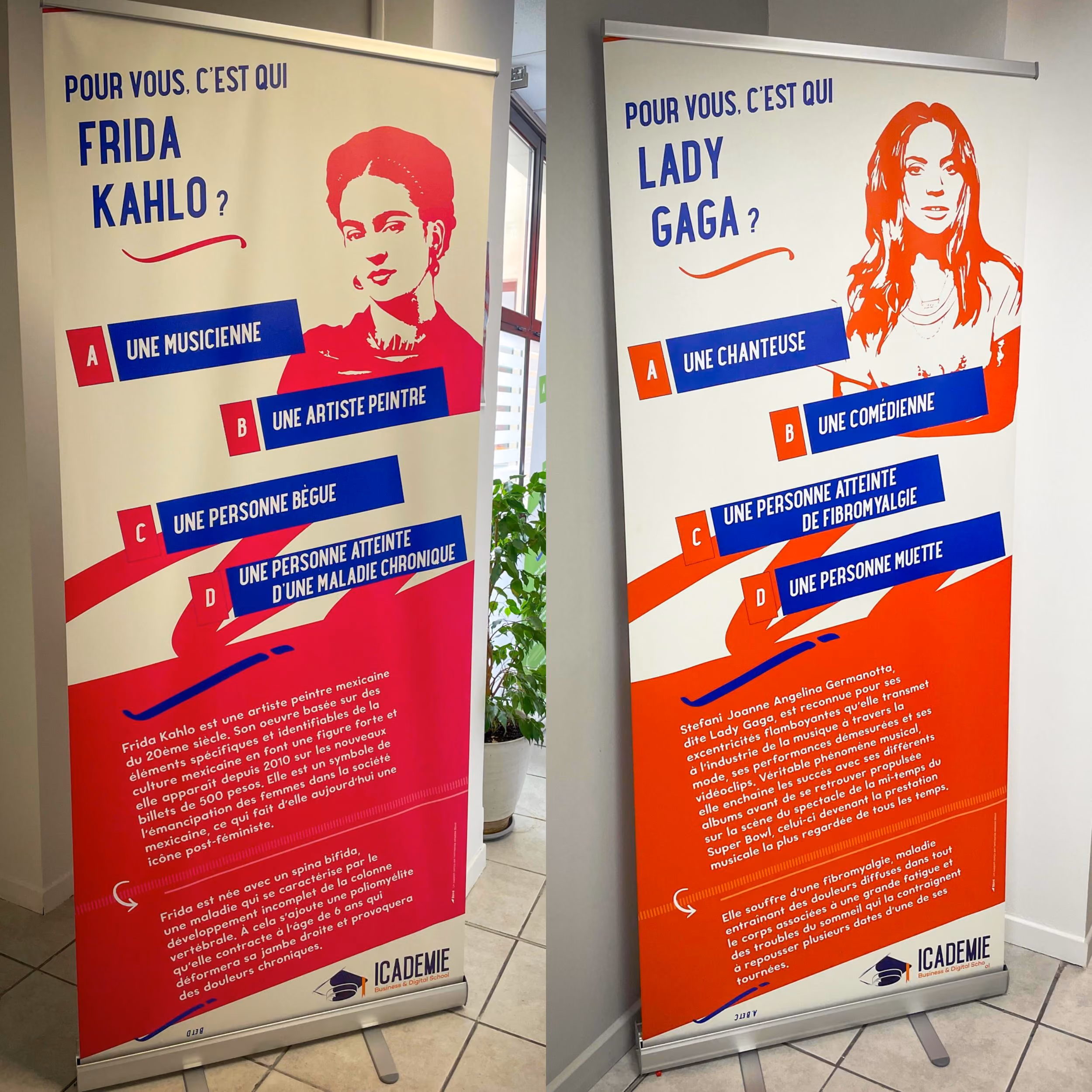 Deux panneaux d'exposition présentant des questions sur Frida Kahlo et Lady Gaga avec des portraits stylisés en rouge et bleu. Le panneau de gauche demande «Pour vous, c'est qui Frida Kahlo?» avec quatre options de réponse, mettant en avant qu'elle est une artiste peintre mexicaine majeure du 20e siècle connue pour son œuvre influente et son rôle d'icône féministe. Le panneau de droite interroge «Pour vous, c'est qui Lady Gaga?» avec quatre choix, décrivant Lady Gaga comme une chanteuse et performeuse musicale célèbre, ainsi que mentionnant sa lutte contre la fibromyalgie. Les deux panneaux contiennent des textes explicatifs détaillés en bas et le logo d'Icademie en bas à droite.