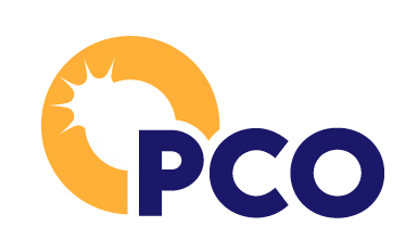 Logo avec un cercle incomplet orange et les lettres P, C, et O en bleu foncé.