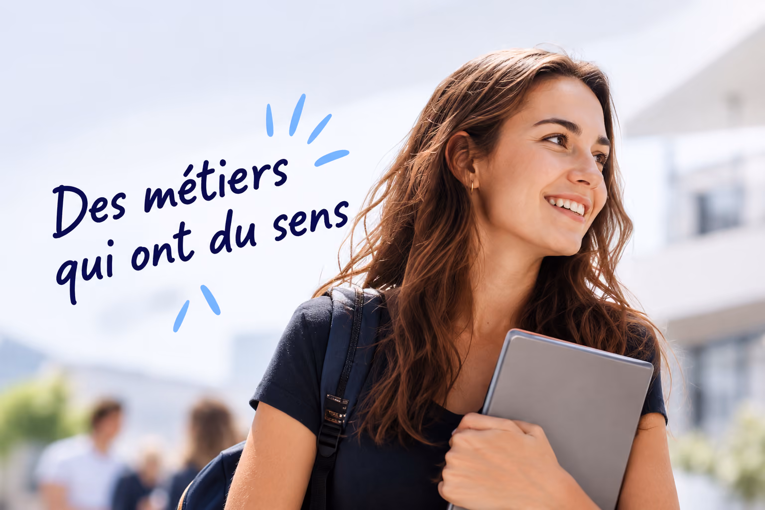 Jeune femme souriante avec un sac à dos tenant une tablette, avec le texte "Des métiers qui ont du sens" à côté d'elle, en arrière-plan un bâtiment flou.