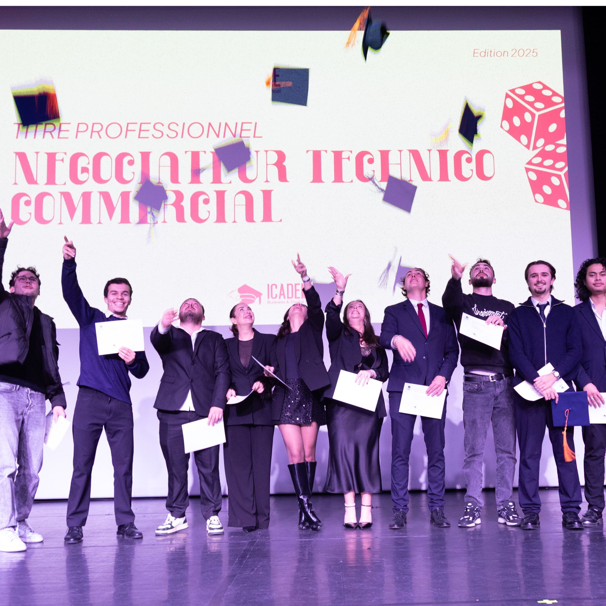 Diplômés du titre professionnel Négociateur technico-commercial lançant leurs toques sur scène