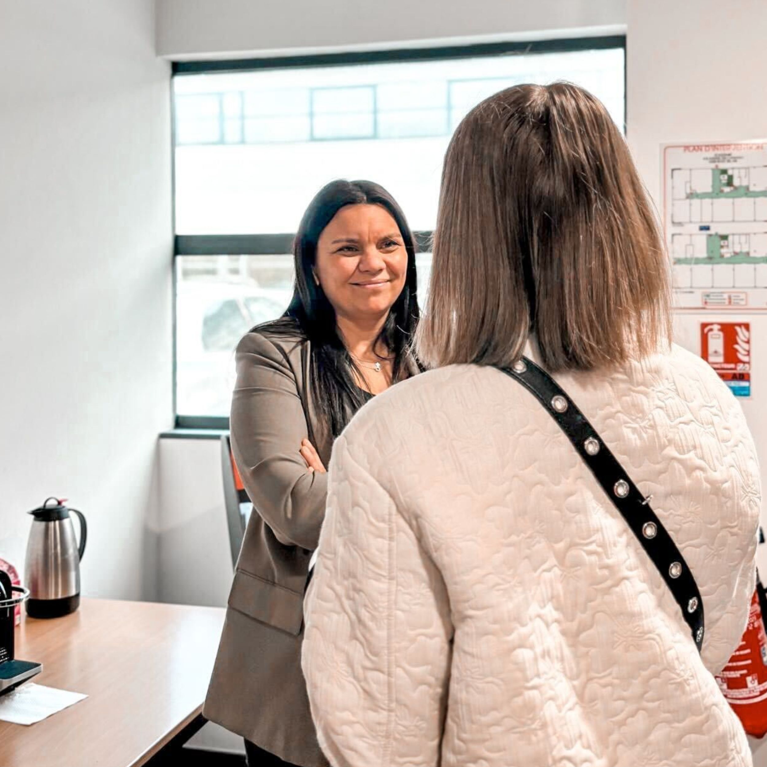 Conseillère en formation échangeant avec une visiteuse au campus d'Aix-en-Provence