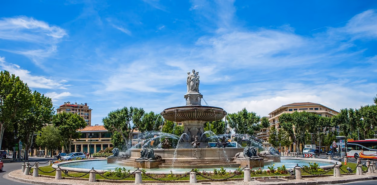 Fontaine de la Rotonde à Aix-en-Provence sous un ciel bleu