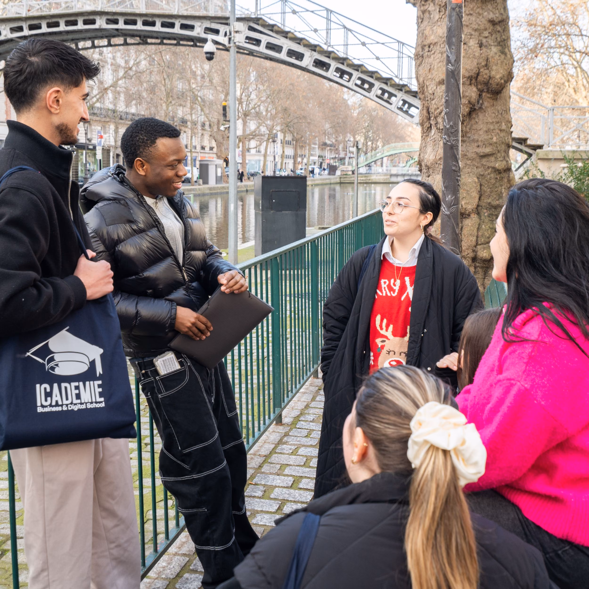 Étudiants Icademie discutant au bord du canal Saint-Martin à Paris