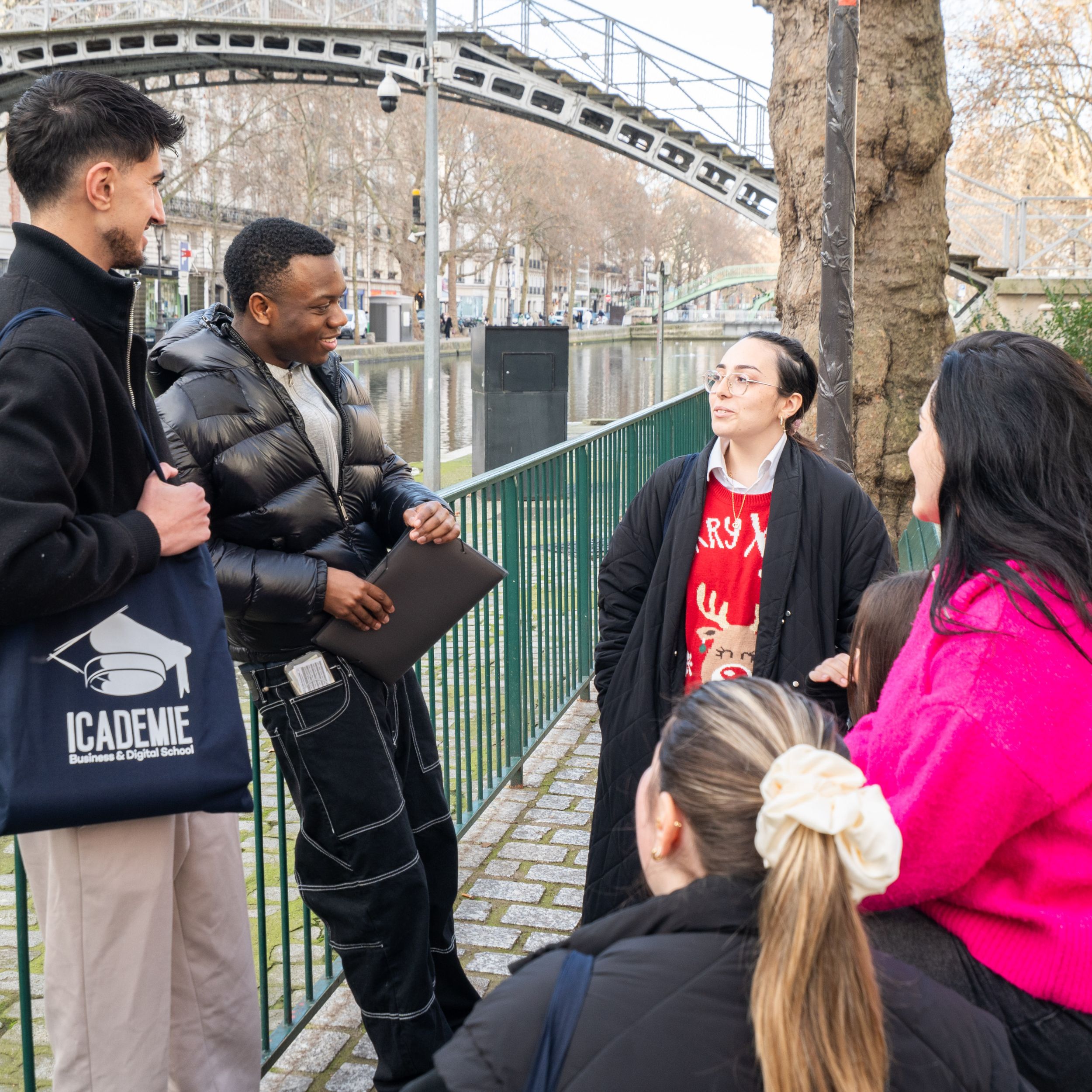 Étudiants Icademie discutant au bord du canal Saint-Martin à Paris