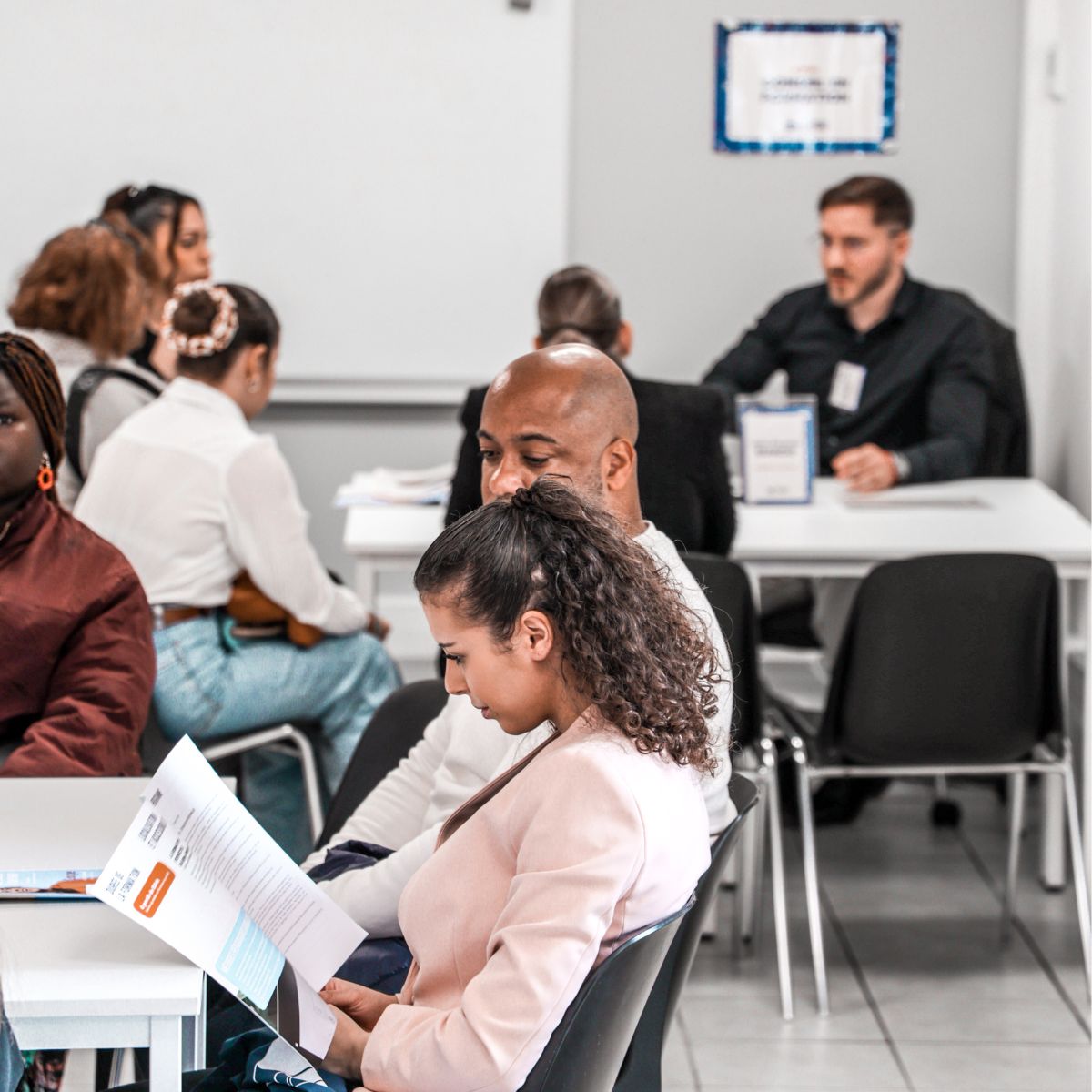 Candidats en entretien avec des recruteurs lors d'un job dating au campus de Toulon