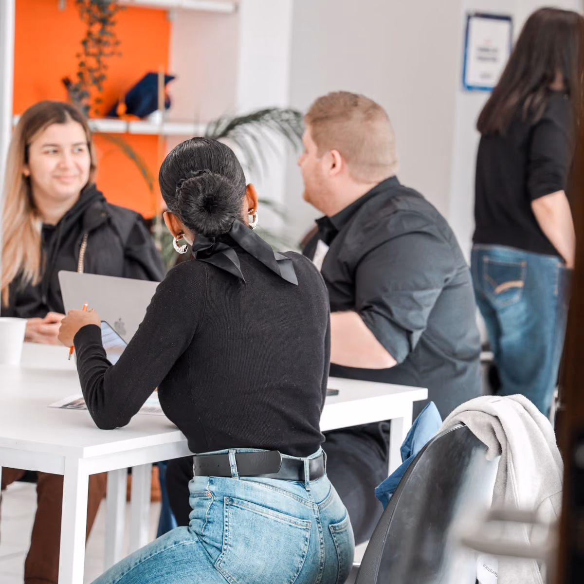 Étudiants échangeant autour d'une table de travail au campus de Toulon