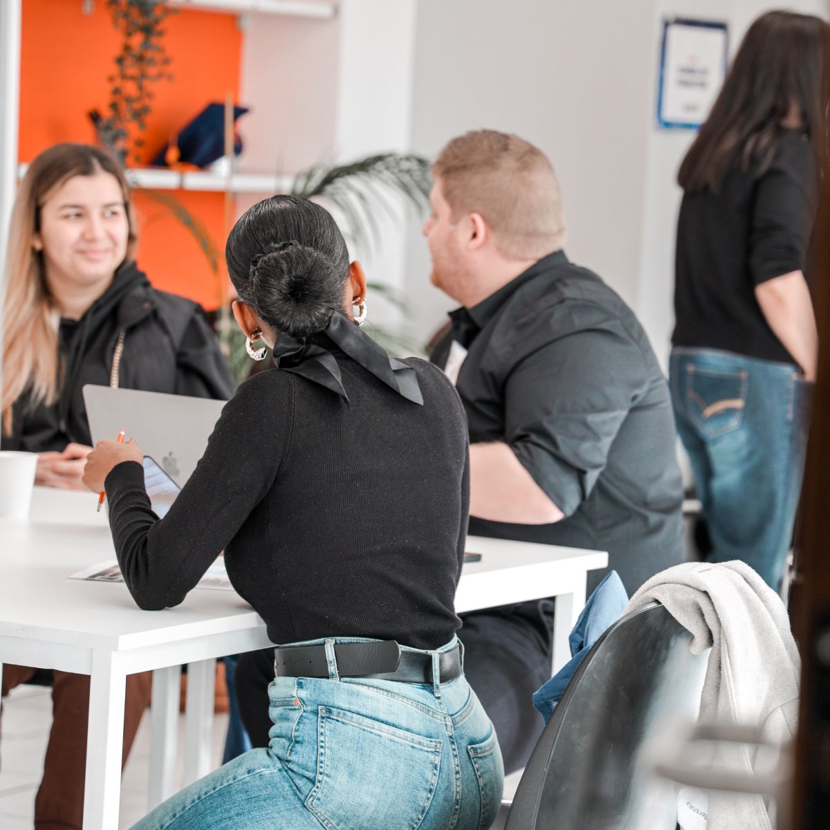 Étudiants échangeant autour d'une table de travail au campus de Toulon