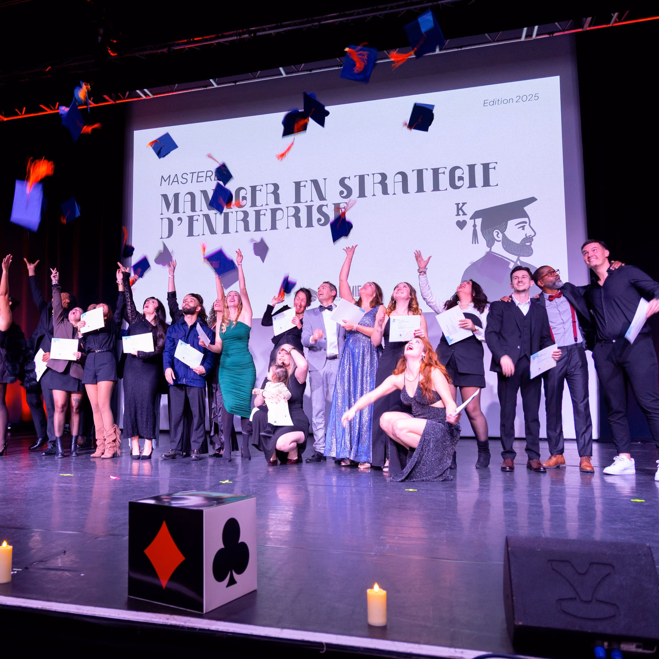 Diplômés du Master Manager en stratégie d'entreprise lançant leurs toques sur scène