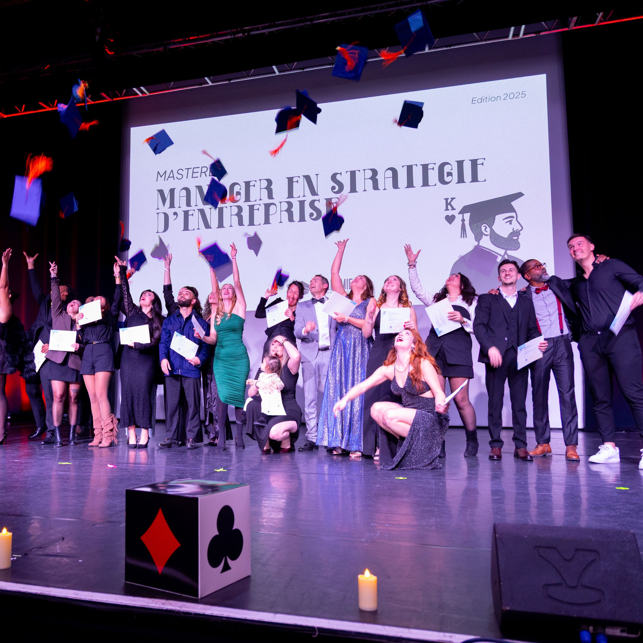 Diplômés du Master Manager en stratégie d'entreprise lançant leurs toques sur scène