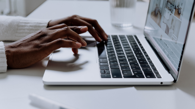 Mains tapant sur le clavier d'un ordinateur portable