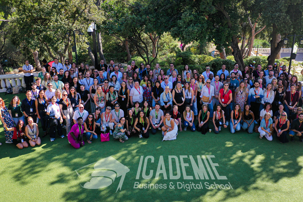 Grande photo de groupe des équipes Icademie sur une pelouse