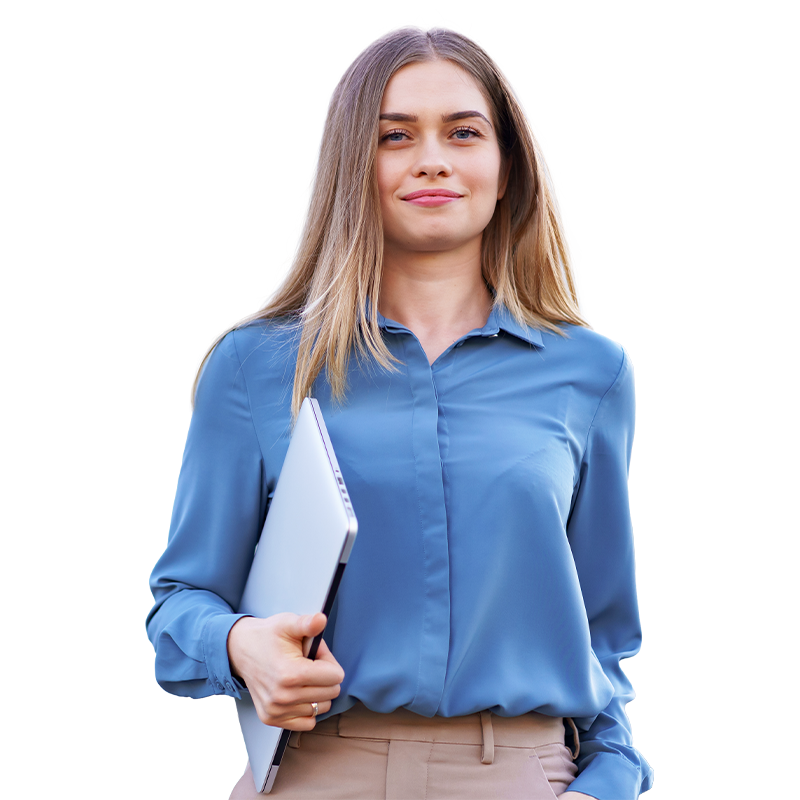 Jeune femme blonde en chemise bleue tenant un ordinateur portable