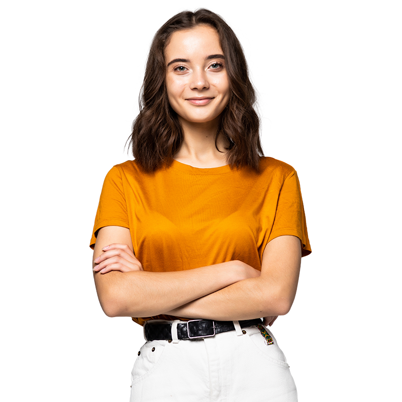 Jeune femme souriante en t-shirt orange, bras croisés