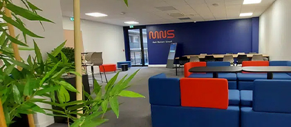 Espace détente de Metz Numeric School avec canapés bleus et rouges