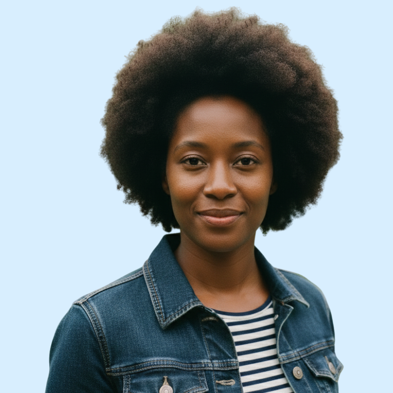 Portrait de Fushia A. M., jeune femme aux cheveux afro en veste en jean