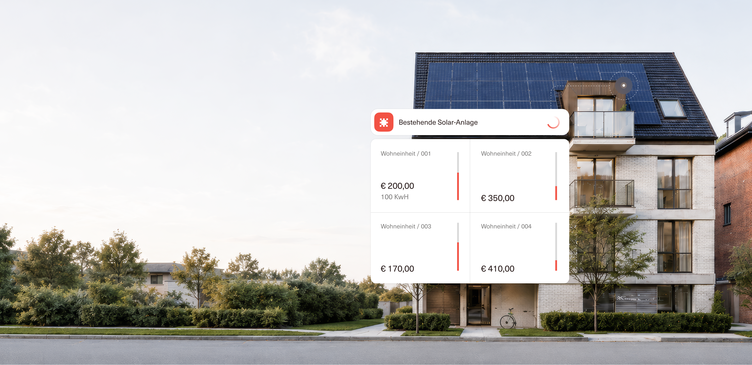 Wohnhaus mit Solarpanels auf dem Dach und einer Anzeige für bestehende Solar-Anlage und Kostenübersicht.