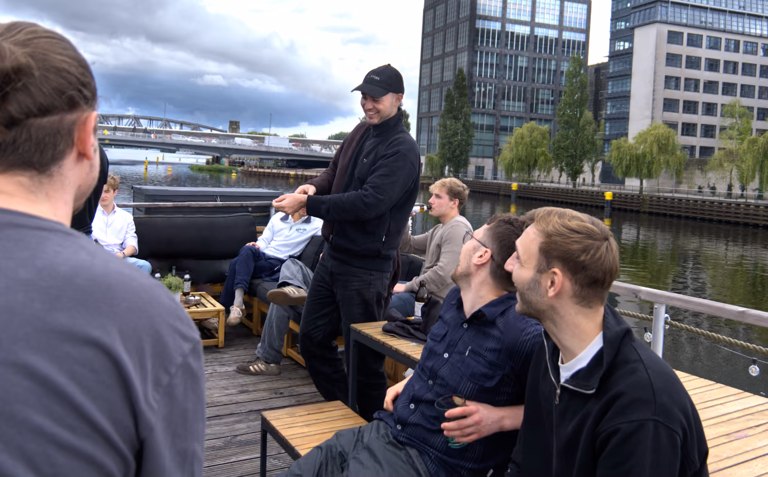 VREY-Team beim Sommerevent auf einem Boot