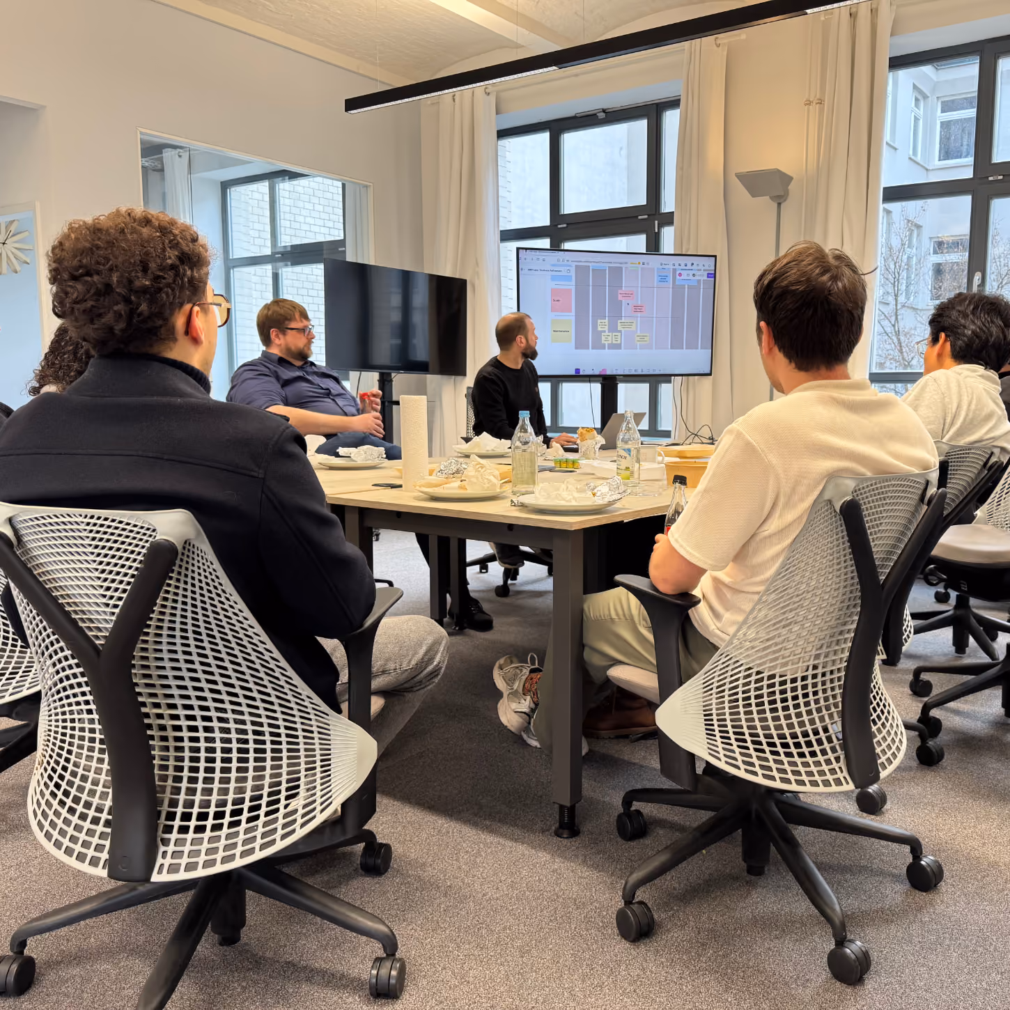 VREY-Team beim Learning Lunch im Besprechungsraum