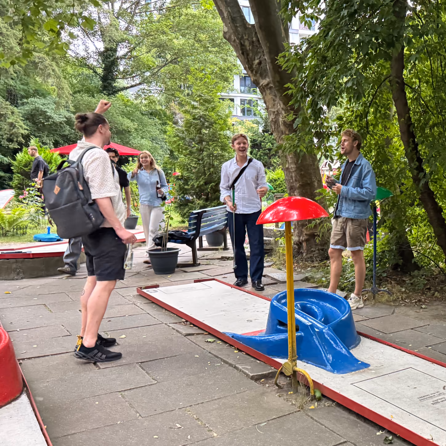 VREY-Team beim Minigolf auf einem Teamevent