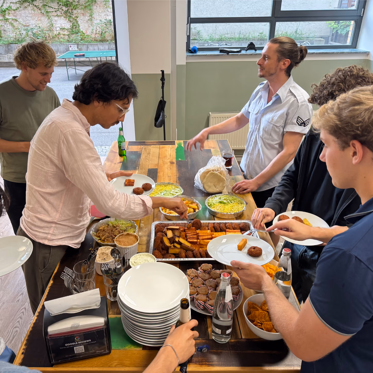 VREY-Team beim gemeinsamen Essen auf einem Teamevent