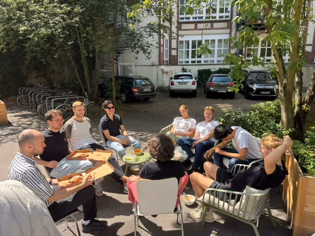 VREY-Team beim gemeinsamen Mittagessen draußen im Hof