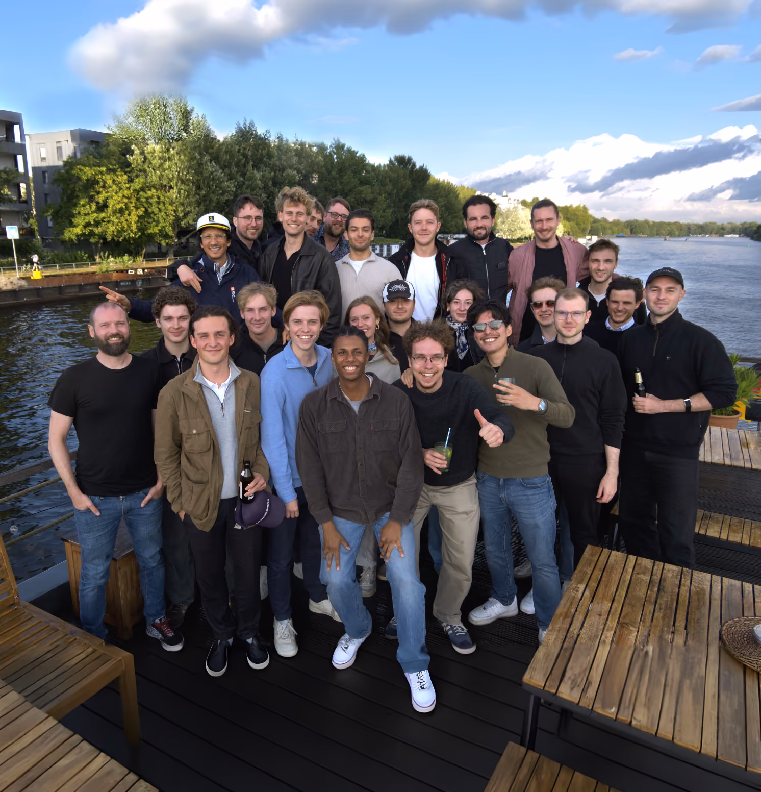 Gruppenfoto des VREY-Teams draußen am Wasser