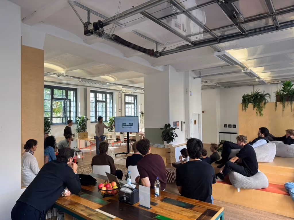 VREY-Team bei einem Learning Lunch mit Präsentation im Büro