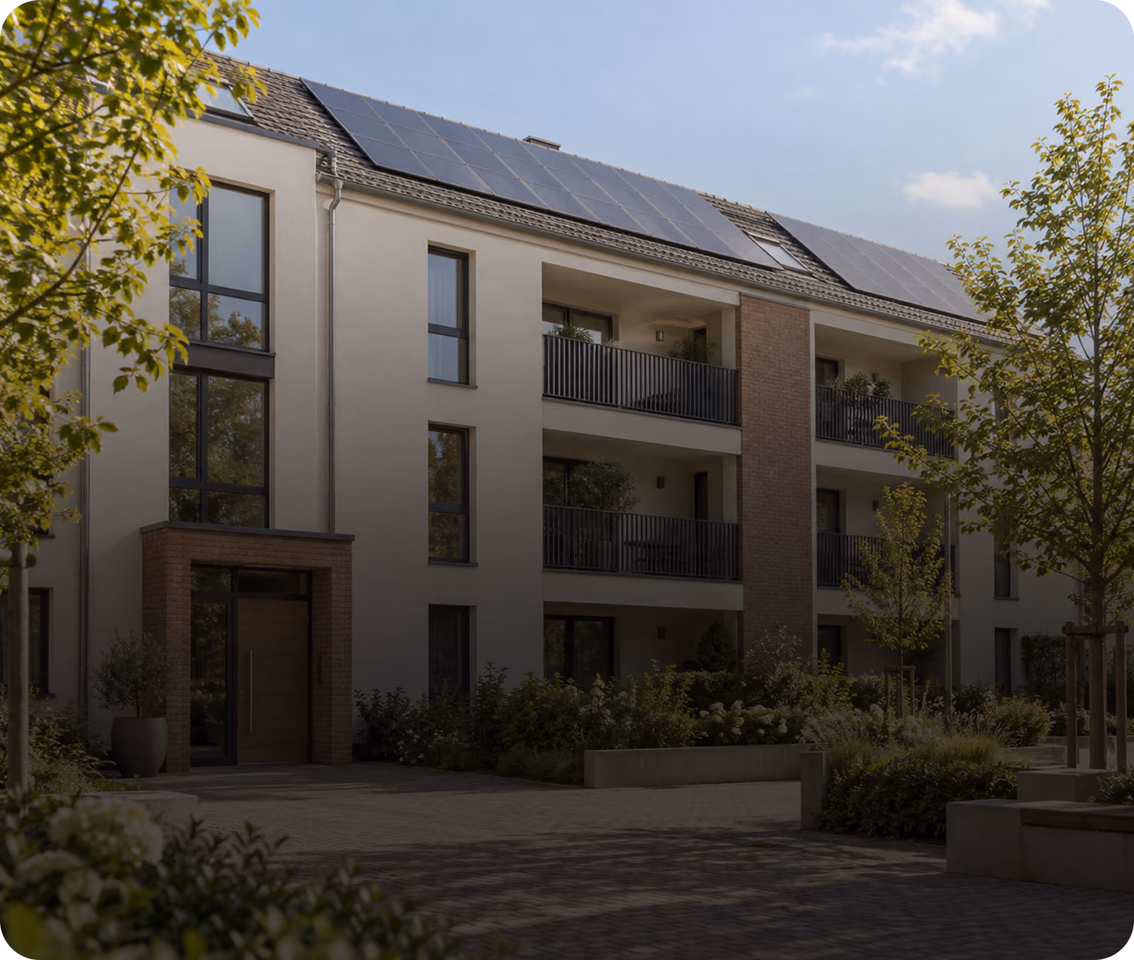 Neubau-Mehrfamilienhaus mit PV-Dach und Eingangsbereich bei der Übergabe an den Käufer