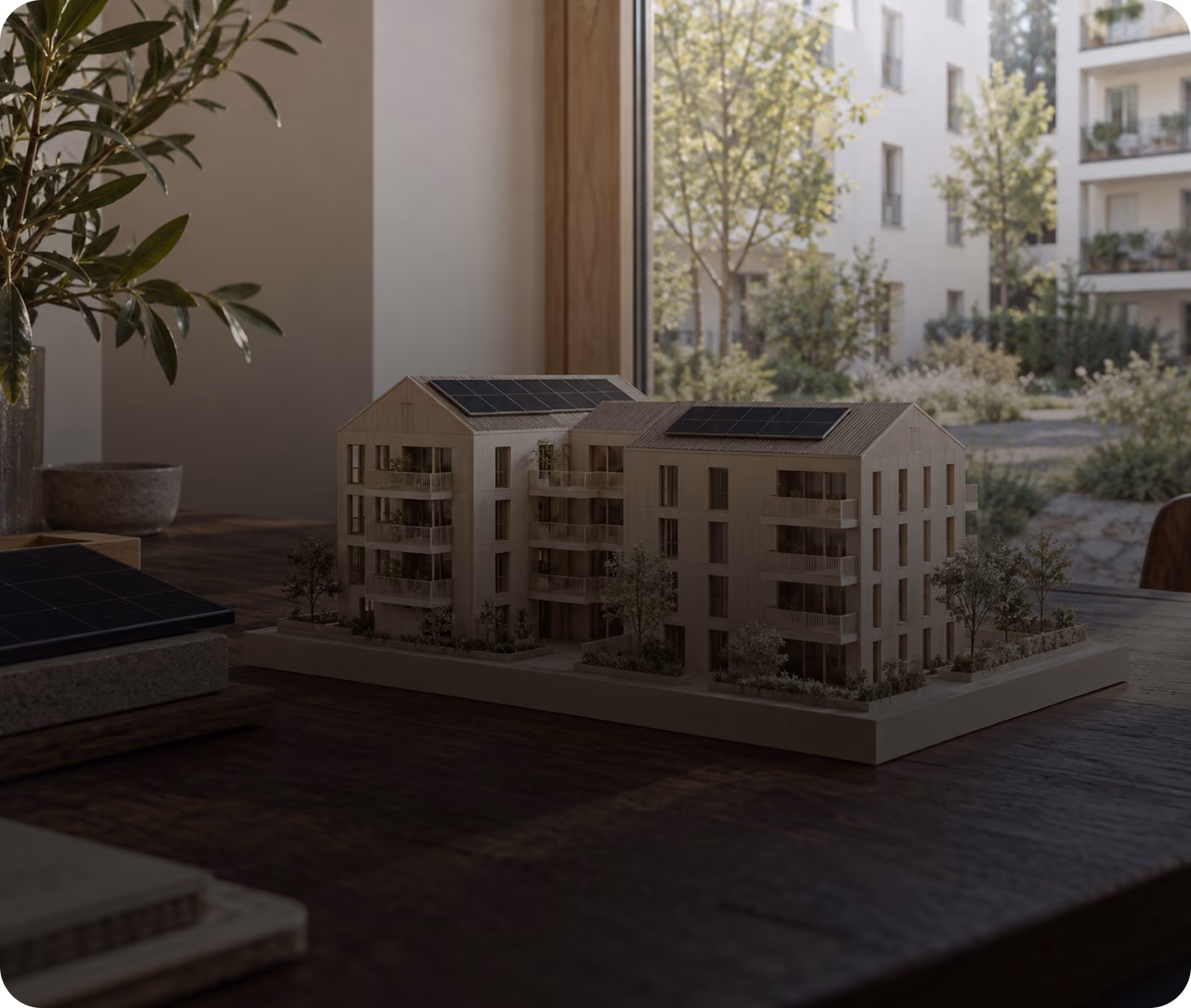 Architekturmodell eines Neubau-Mehrfamilienhauses mit Solardach in der Planungsphase