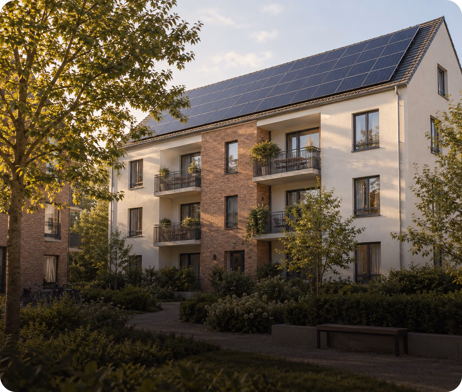 Mehrfamilienhaus mit Photovoltaikanlage auf dem Dach im laufenden Solarstrom-Betrieb durch VREY