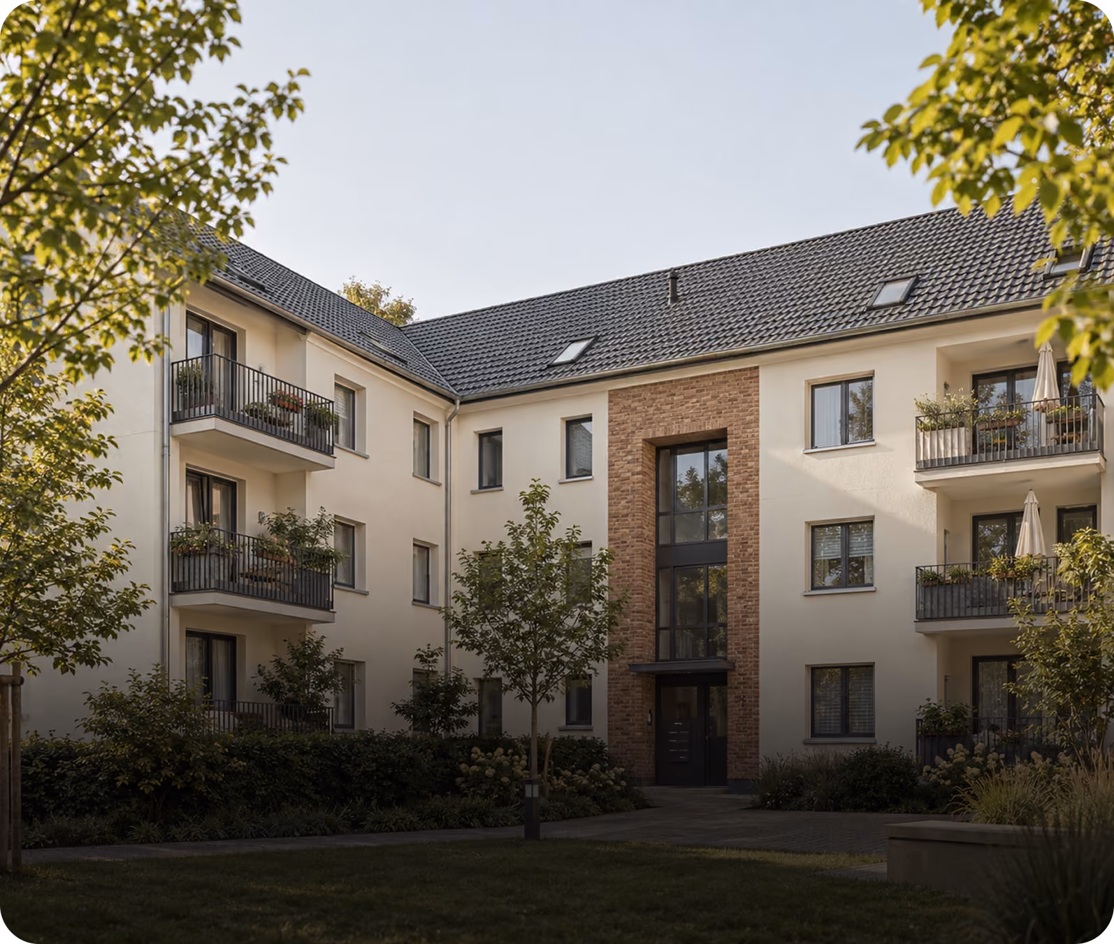 Mehrfamilienhaus mit Balkonen und begrüntem Innenhof, das als Objekt für GGV oder Mieterstrom gemeldet wird