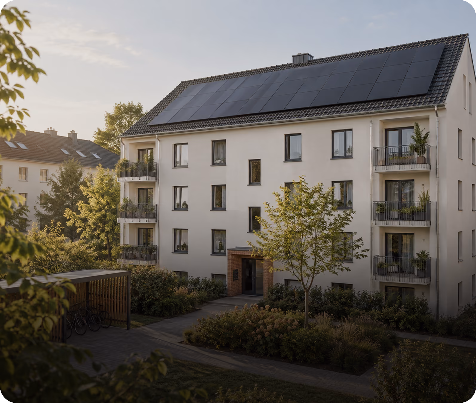 Mehrfamilienhaus mit Photovoltaikanlage auf dem Dach als Pilotobjekt für Solarstrom