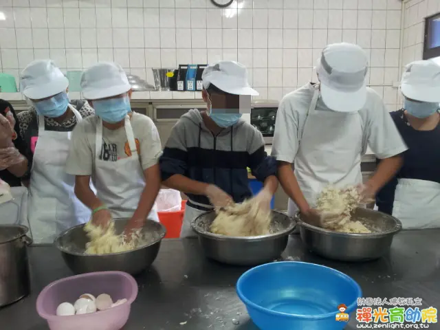 國中階段的孩子在廚房揉麵團