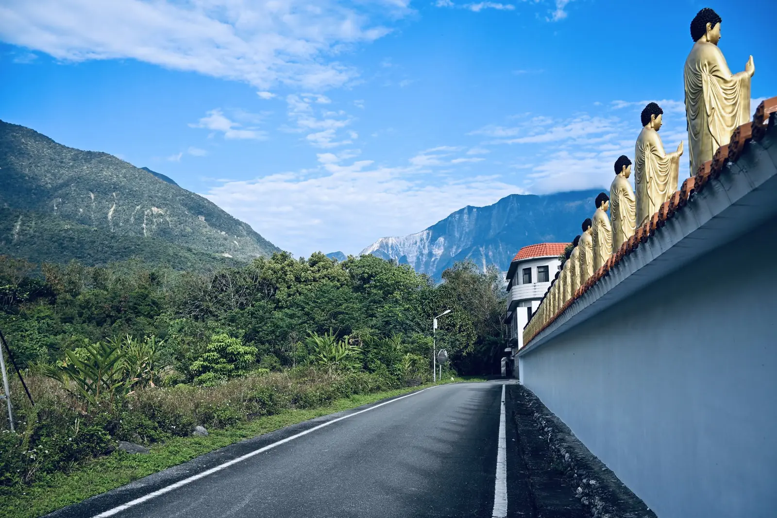 通往禪光的道路、佛像與太魯閣山景