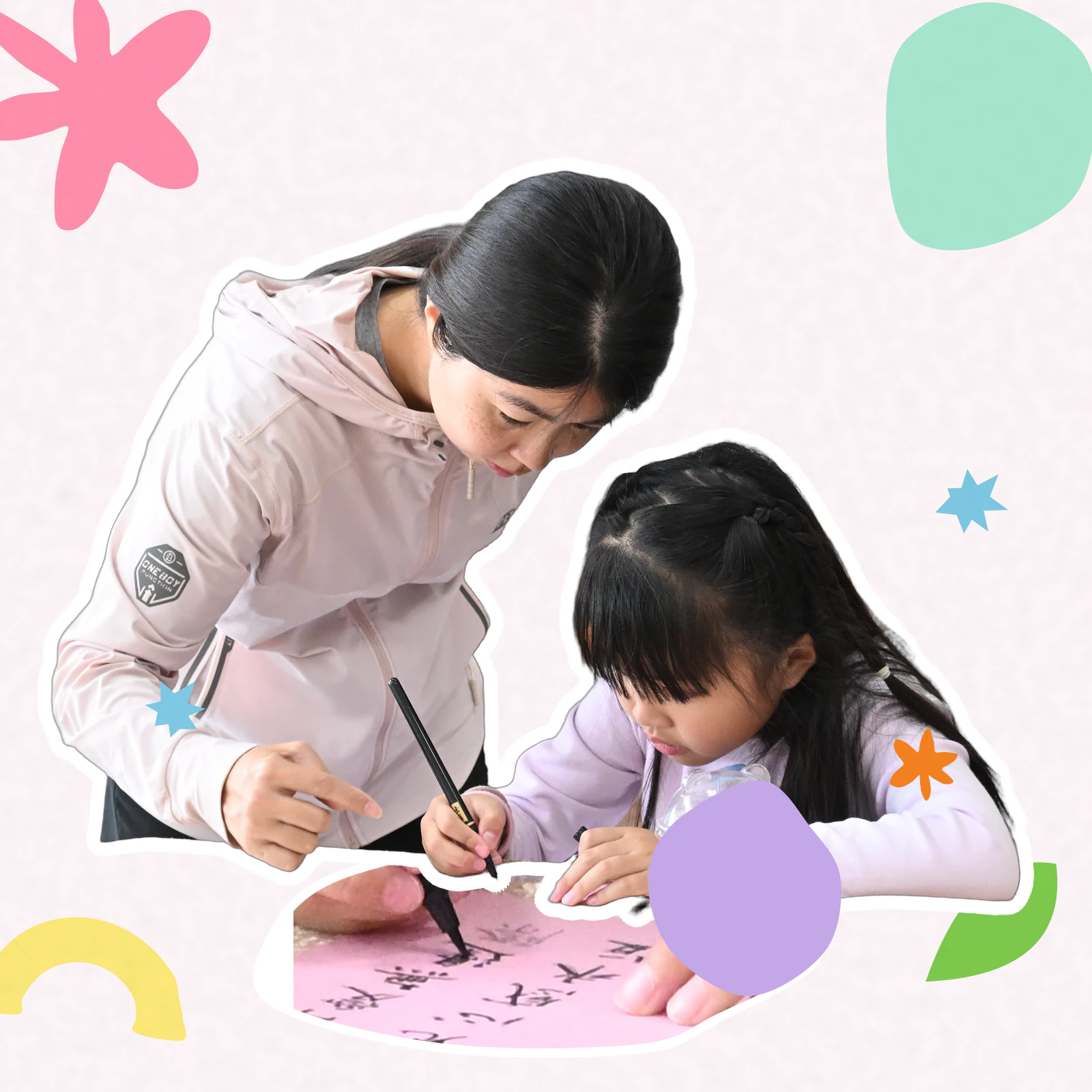 社區活動中成人陪伴小女孩在紙上書寫