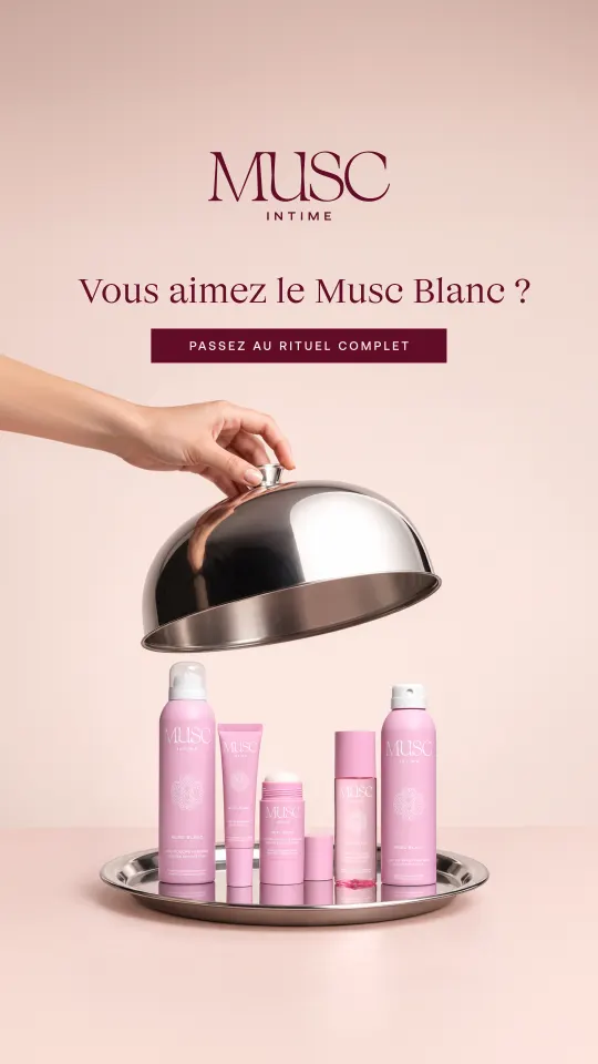 Publicité Musc Intime « Vous aimez le Musc Blanc ? Passez au rituel complet », main soulevant une cloche argentée révélant des produits roses disposés sur un plateau