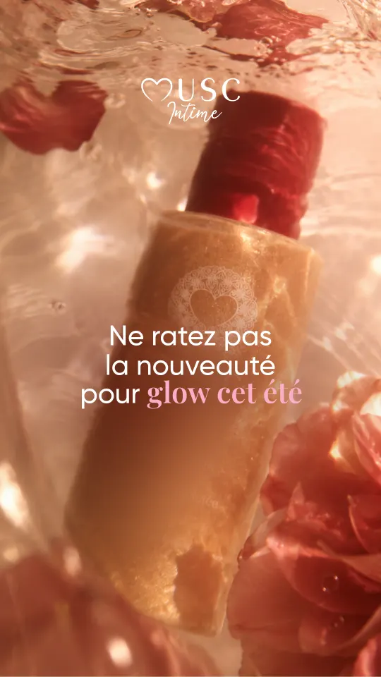 Publicité Musc Intime « Ne ratez pas la nouveauté pour glow cet été », flacon d'huile de soin au bouchon rouge posé sur des pétales de rose