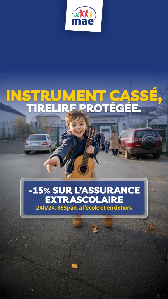 Publicité MAE « Instrument cassé, tirelire protégée », enfant portant une guitare dans la rue, -15% sur l'assurance extrascolaire 24h/24 et 365 jours par an, à l'école et en dehors
