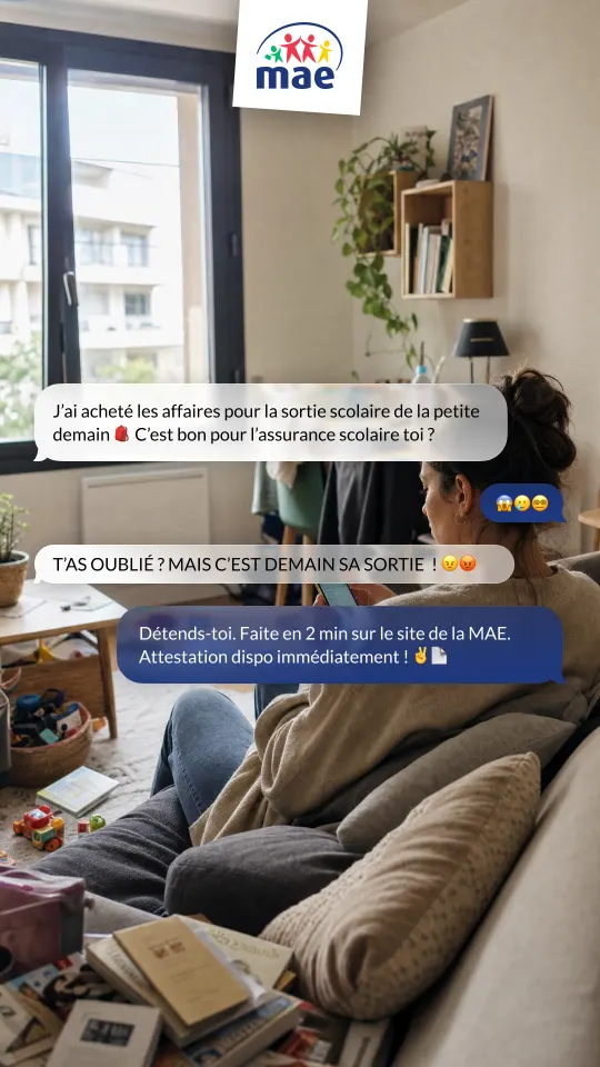 Publicité MAE simulant une conversation SMS à propos d'une sortie scolaire, « Détends-toi, attestation d'assurance scolaire disponible en 2 min sur le site de la MAE », photo d'un salon