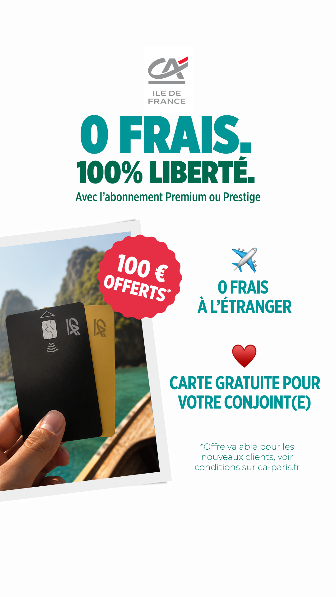Publicité Crédit Agricole Île-de-France « 0 frais. 100% liberté. », abonnement Premium ou Prestige : 100€ offerts, 0 frais à l'étranger, carte gratuite pour le conjoint, cartes bancaires tenues en main devant une photo de vacances