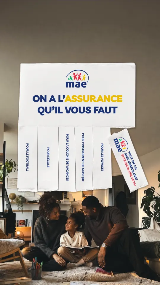 Publicité MAE « On a l'assurance qu'il vous faut », offres d'assurance extrascolaire, famille avec un enfant faisant ses devoirs à la maison