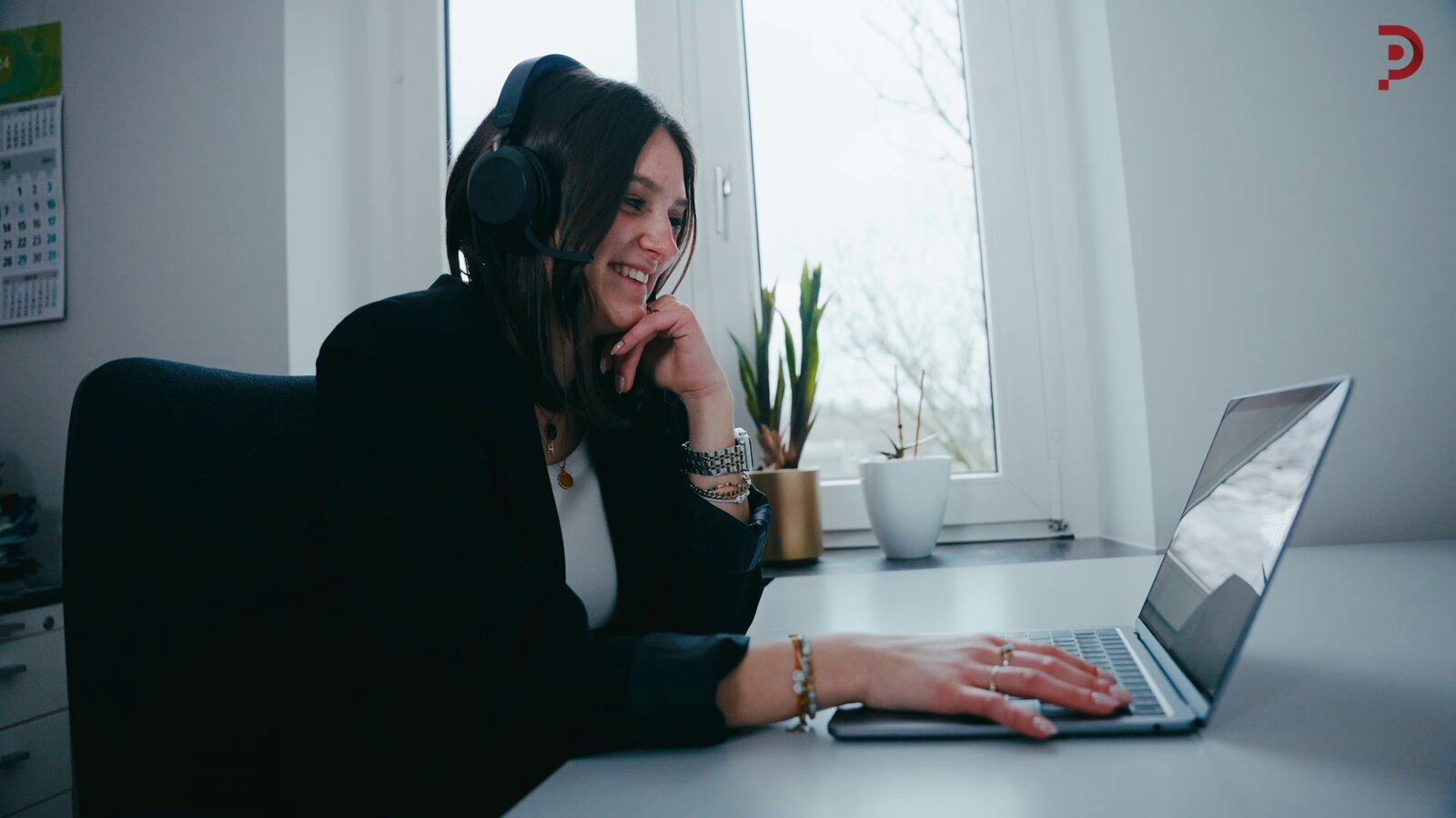 Mitarbeiterin von Paschhoff & Partner im Gespräch mit Headset am Laptop