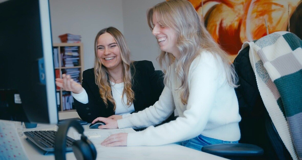 Zwei Mitarbeiterinnen von Paschhoff & Partner arbeiten gemeinsam am Bildschirm