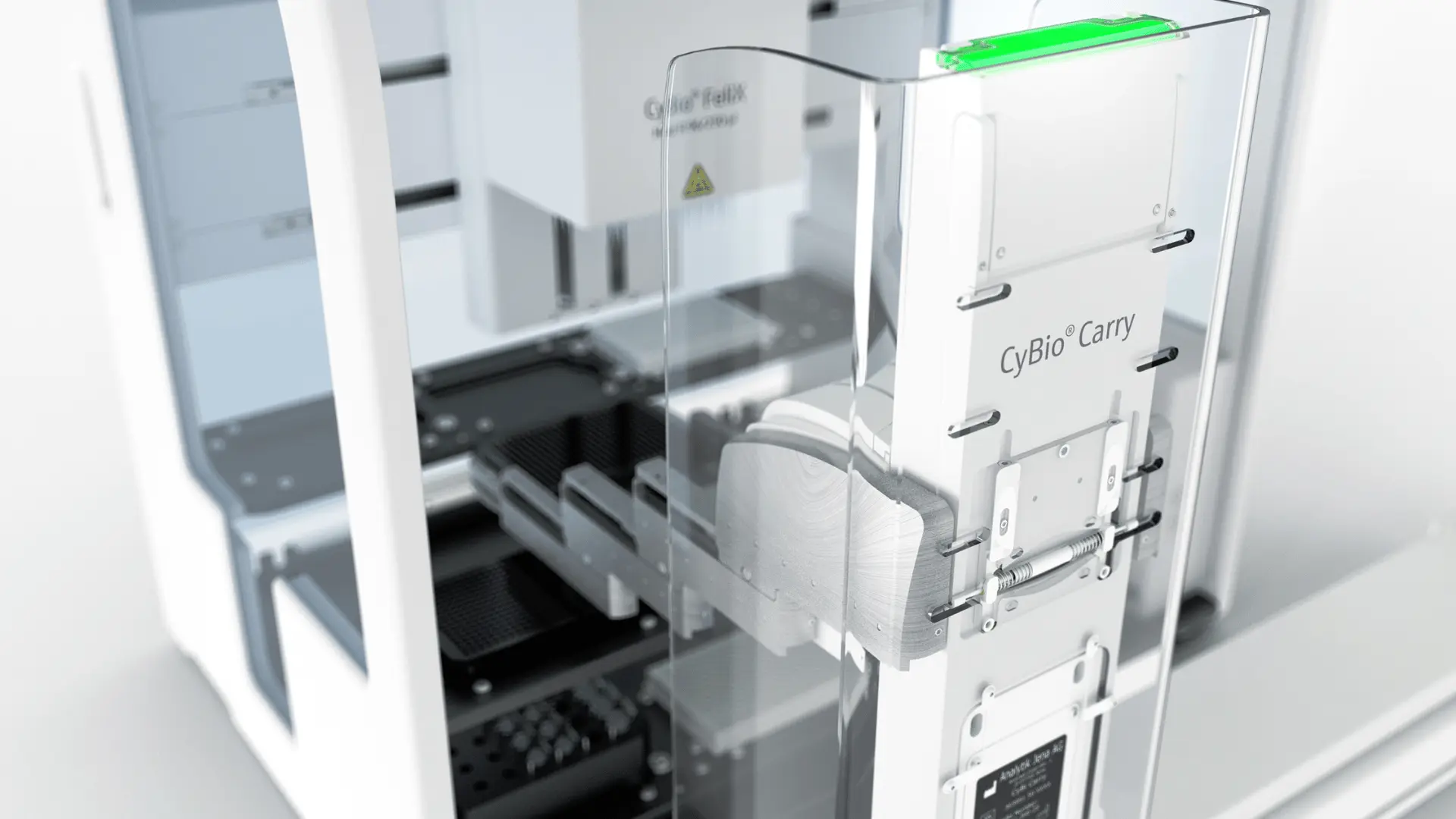 Vue rapprochée d'un robot de pipetage automatique CyBio Carry dans un laboratoire, montrant ses composants transparents et mécaniques sophistiqués.