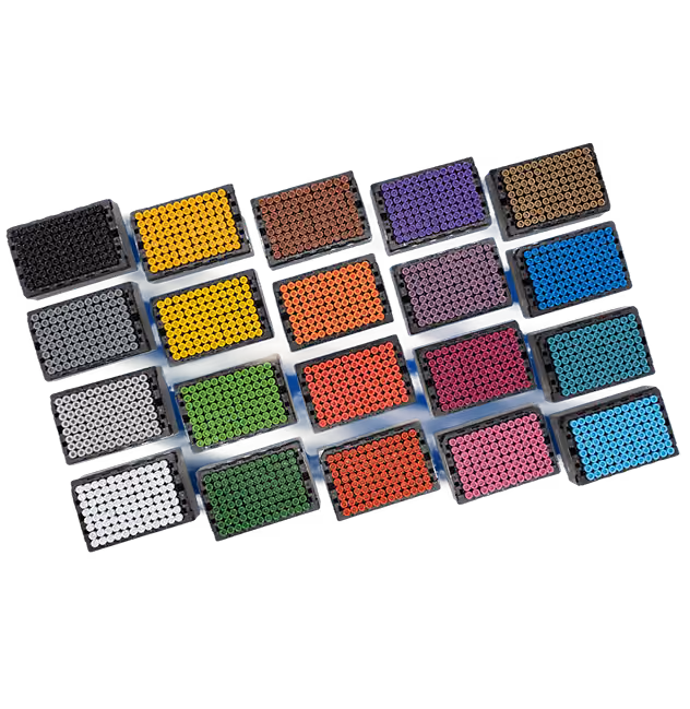 Trente plaques contenant des tubes colorés alignés en rangées, chaque plaque présentant une couleur différente sur fond noir.