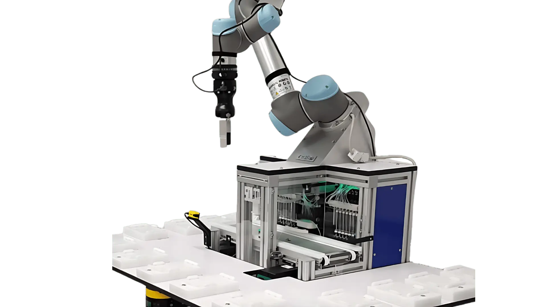 Robot à bras articulé fixé sur une plateforme équipée de plusieurs microplaques blanches, probablement utilisé pour la distribution automatisée de réactifs en laboratoire.