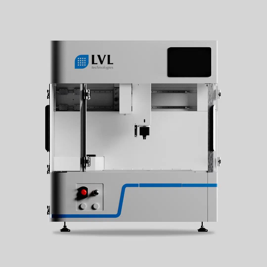 Machine industrielle blanche avec un cadre carré, équipée d'un bras mécanique central, un écran noir en haut à droite et le logo bleu et noir LVL technologies en haut à gauche.